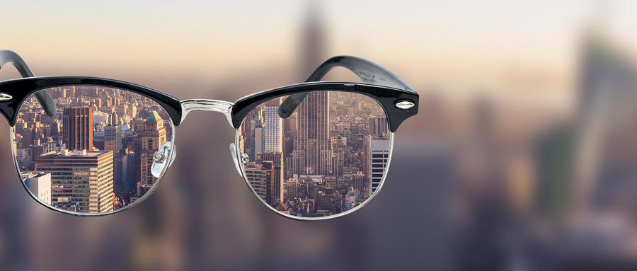 高度近視是由什么原因引起的？