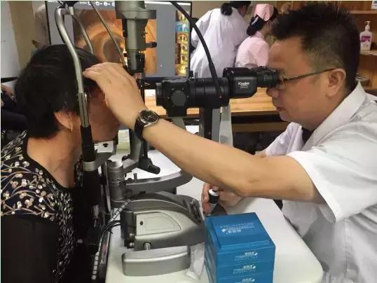 張廣斌院長(zhǎng)為患者檢查眼睛